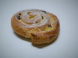 RAISIN & CUSTARD WHIRL